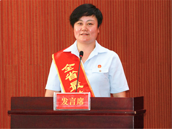 C:\Users\Administrator\Desktop\最美基层法官\04武汉市江汉区法院民一庭庭长郑小红作报告.jpg