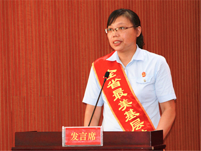 C:\Users\Administrator\Desktop\最美基层法官\05谷城县法院民一庭庭长王新雯作报告.jpg
