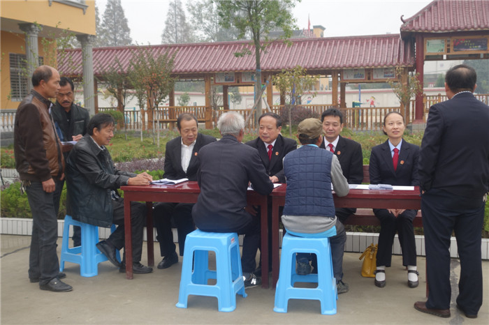 法官在社区工作室门前解答群众法律咨询6.jpg