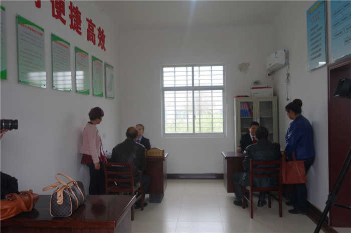 法官在社区工作室为群众调解矛盾纠纷.jpg