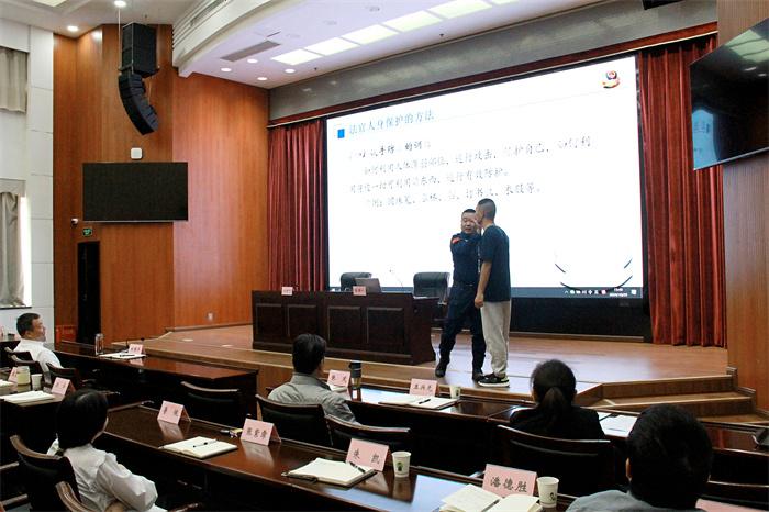 刘国伟为法院干警讲授人身保护技巧.JPG